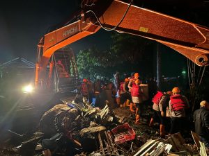 Tim gabungan dari unsur kepolisian, instansi terkait, dan masyarakat. membantu penanganan bencana banjir dan tanah longsor yang terjadi di kawasan Sembahe, Kecamatan Kutalimbaru, Kabupaten Deli Serdang.
