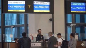 Petugas Imigrasi Kementerian Imigrasi dan Pemasyarakatan bertugas seperti biasa di hari Jumat.