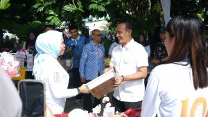 Kepala Lapas Kelas I Medan, Fonika Affandi, menampilkan berbagai produk hasil karya warga binaan.