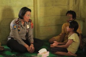 Kapolres Samosir AKBP Rina Sry Nirwana Tarigan, S.I.K., M.H melakukan kunjungan ke rumah anak korban penganiayaan di Desa Marlumba, Kecamatan Simanindo, Kabupaten Samosir.