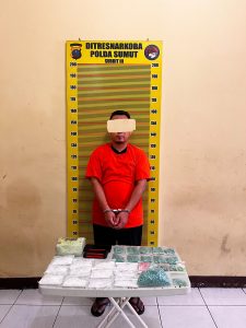 Seorang pria berinisial AS (39), profesi guru swasta, bersama barang bukti sabu seberat lebih dari dua kilogram serta ribuan butir pil diduga ekstasi.