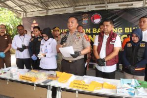 Kapolres Batu Bara AKBP Doly Nelson H.H. Nainggolan, S.H., M.H. saat memaparkan pengungkapan kasus perdagangan narkotika jenis shabu.