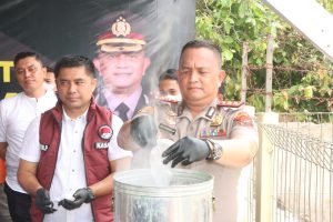 Kapolres Batu Bara AKBP Doly Nelson H.H. Nainggolan, S.H., M.H. saat memusnahkan barang bukti shabu.