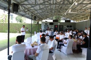 Kepala Bagian Tata Usaha dan Umum Kantor Wilayah Ditjen Imigrasi Sumatera Utara, Gelora Adil Ginting, saat memberikan kata sambutan pada Pelatihan Menembak bagi jajaran pegawai Imigrasi Sumatera Utara di Markas Batalyon Parako 463 Pasgat.