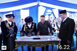 Penanda tanganan Nota Kesepahaman (MoU) oleh Direktur Utama PTPN IV PalmCo Jatmiko K. Santosa dan Rektor ITS Bambang Pramujati di Surabaya.