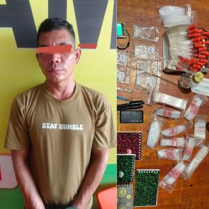 Tersangka AT bandar narkoba beserta barang bukti.