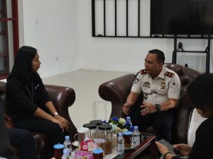 Kepala Kantor Imigrasi Kelas II TPI Belawan, Eko Rajagukguk, saat berbincang bersama Perwakilan Ombudsman Provinsi Sumatera Utara.