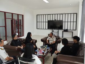 Kepala Kantor Imigrasi Kelas II TPI Belawan, Eko Yudis Parlin Rajagukguk, didampingi Kepala Tata Usaha Carles Bronson Pandiangan serta Kepala Seksi Teknologi Informasi dan Komunikasi Keimigrasian (Tikim) Maria, menerima kunjungan Tim Perwakilan Ombudsman Republik Indonesia Provinsi Sumatera Utara.