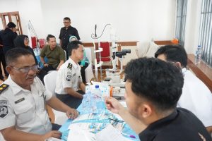 Petugas pemasyarakatan melakukan pemeriksaan kesehatan terpadu di Aula Gedung I Lapas Kelas I Medan.