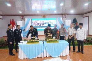 Prosesi pemotongan tumpeng Kepala Lapas Kelas I Medan, Fonika Affandi.