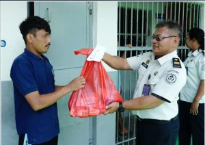 Pegawai Rutan Kelas IIB membagikan perlengkapan mandi kepada warga binaan.