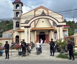 Personel Kompi 4 Batalyon C Pelopor wilayah Kepulauan Nias, mengamankan jalannya ibadah Paskah di Gereja BNKP Jemaat Nazaret Gunungsitoli.