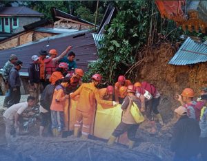 Personel Tim SAR Batalyon A Pelopor Satuan Brimob Polda Sumatera Utara mengevakuasi korban bencana tanah longsor.