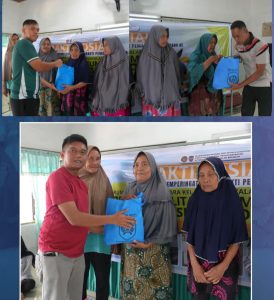 Kepala Rutan Pangkalan Brandan, Akmalaun Ikhsan dan jajaran menyalurkan paket bantuan sosial kepada masyarakat yang membutuhkan.