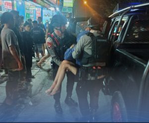 Personel Satuan Brimob Polda Sumut mengevakuasi korban kecelakaan menuju Rumah Sakit Haji Medan.