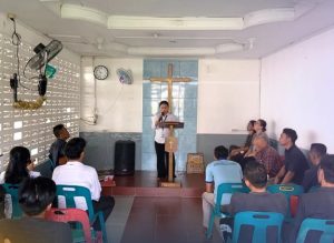 Warga binaan Rutan Kelas IIB beragama Kristen, melaksanakan kegiatan ibadah.