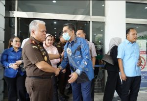 Foto : Kajati Sumatera Utara Dr. Harli Siregar, SH., M.Hum menyambut hangat rombongan Partai Demokrat bersama  Ketua DPD Partai Demokrat Sumut Muhammad Lokot Nasution.Kajatisu didampingi Wakajati Sumut Abdullah Noer Denny, SH., MH, serta para Asisten dan pejabat struktural Kejati. Bertempat di Aula Cipta Kerta, Lantai III Kantor Kejati Sumatera Utara Jalan Jenderal AH Nasution, Medan, Selasa(7/4). (BM-red).