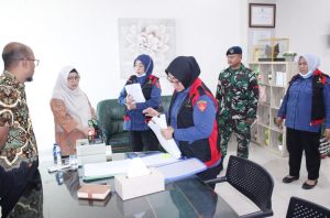 Foto : Tim Penyidik Pidsus Kejatisu melakukan penggeledahan dua kantor BPN terkait Dugaan Kasus Korupsi Proyek pengadaan tanah untuk Tol Medan-Binjai mencapai Rp. 1.170 Trilliun. Dugaan korupsi ini mencakup dugaan mark-up harga tanah, manipulasi dokumen, hingga penyalahgunaan wewenang dalam proses pembebasan lahan. Kamis(9/4). (BM-red).