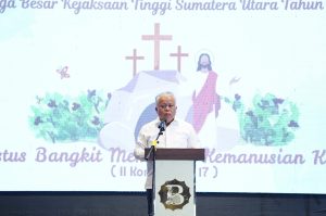 Foto : Kajatisu Dr. Harli Siregar, SH., M.Hum, menyampaikan pesan dalam sambutannya bahwa perayaan Paskah ini, kita berharap seluruh jaksa serta pegawai Kejaksaan Tinggi Sumatera Utara dapat membangkitkan semangat dan memberikan kontribusi terbaik dengan semangat pembaruan diri yang lebih berintegritas dan dapat terus menanamkan nilai kemanusiaan dalam pelaksanaan tugas sehari-hari. Ibadah Paskah dilaksanakan di Gedung Bernada Hall, Jalan Letjend Jamin Ginting, Kelurahan Kwala Bekala, Kota Medan. Minggu (12/4/2026). (BM-red).