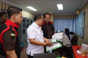 Foto : Tim Penyidik Kejaksaan Tinggi Sumatera Utara (Kejati Sumut) melakukan penggeledahan mendadak di Kantor Satuan Kerja (Satker) Penyediaan Perumahan Provinsi Sumatera II yang berlokasi di Jalan Gunung Krakatau, Medan, Senin (27/4/2026).