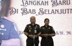 Foto : Dr Harli Siregar didampingi isterinya Tiur Hutapea mohon pamit kepada seluruh jajaran Pegawai Kejaksaan Tinggi Sumatera Utara. Serta melaksanakan acara perpisahan Kajatisu yg lama utk mengemban tugas yg baru di Kejagung RI, Selasa (28/4). (BM-red).