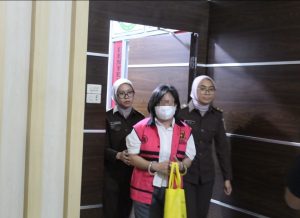 Foto : Tim Penyidik Pidsus Kejaksaan Negeri (Kejari) Gunungsitoli resmi menahan tersangka berinisial ROZ, yang menjabat sebagai Pengguna Anggaran (PA) dalam proyek pembangunan Rumah Sakit Umum (RSU) Kelas D Pratama Kabupaten Nias tahun anggaran 2022. Rabu malam (29/4/2026) sekitar pukul 20.30 WIB. (BM).