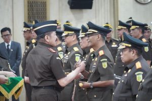 Foto : Jaksa Agung ST Burhanuddin secara resmi melantik dan mengambil sumpah jabatan Kepala Kejaksaan Tinggi Sumatera Utara (Kajatisu) dari Harli Siregar, SH,MHum kepada Muhibuddin, SH, MHum bertempat di Aula Lantai 11 Gedung Utama Kejaksaan Agung, Jakarta, Rabu (29/4/2026). (BM).