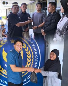 Karutan Kelas IIB Pangkalan Brandan, Akmalun Ikhsan dan Ka.KPR memberikan daging qurban kepada keluarga warga binaan serta keluarga petugas.