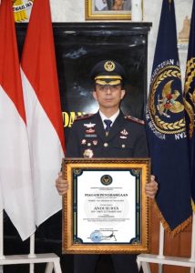 Kepala Rutan Kelas I Medan, Andi Surya, menerima penghargaan sebagai Petugas Berinovasi.