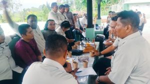 Ketua Koordinator Wartawan DPRD Medan, Said Ilham Asegaf, SH., M.Ikom., didampingi Sekretaris Irwan Sahat Manalu, Bendahara Amsari, saat memberikan kata sambutan pada Rapat Kerja (Raker) ke-2 yang berlangsung di Villa Mutiara Hills.