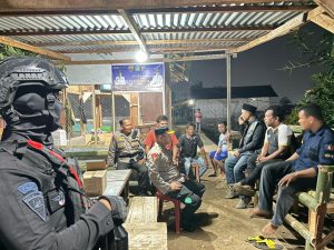 Kabag Ops Polres Pelabuhan Belawan, Kompol Jan Piter Napitupulu bersama Personel Batalyon-A Pelopor Satuan Brimob Polda Sumatera Utara melakukan patroli skala besar di wilayah hukum Polres Pelabuhan Belawan.