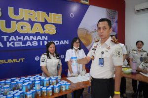 Kepala Rutan Kelas I Medan, Andi Surya, saat memeriksa pelaksanaan tes urine bagi petugas dan warga binaan.