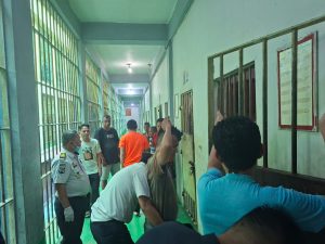 Petugas Lembaga Pemasyarakatan Kelas I Medan, melakukan penggeledahan terhadap warga binaan dan kamar hunian.
