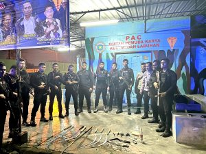 Personel Batalyon A Pelopor Sat Brimob Polda Sumut, mengamankan anak panah, pedang, celurit, dan satu botol minuman keras.