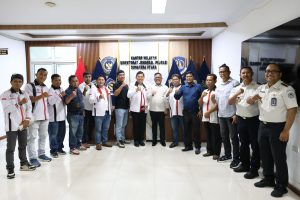 Kepala Kantor Wilayah Ditjen Imigrasi Sumatera Utara, Parlindungan, foto bersama dengan Dewan Pimpinan Pusat (DPP) Horas Bangso Batak.