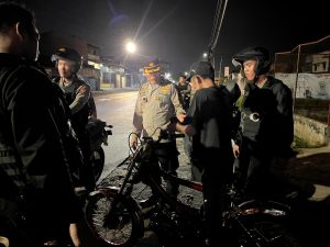 Kabag Ops Polres Pelabuhan Belawan, Kompol Janpiter Napitupulu, SH., MH, bersama personel mengamankan pelaku pungutan liar (pungli) di kawasan Sicanang, Belawan.