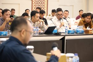 Kepala Kantor Wilayah Direktorat Jenderal Imigrasi Sumatera Utara, Dr.Parlindungan,S.H., M.H., saat menyampaikan komitmen penuh Imigrasi pada rapat persiapan di Aula Raja Inal Siregar, Kantor Gubernur Sumut.