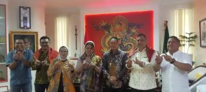 Ketua DPRD Kota Medan, Drs Wong Chun Sen Tarigan foto bersama dengan Panitia Pelaksana Kerja Tahun Merdang Merdem Kota Medan Tahun 2026.