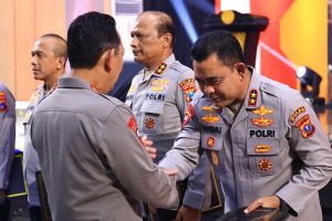 Kapolda Sumatera Utara Whisnu Hermawan Februanto menerima penghargaan dari Kapolri Listyo Sigit Prabowo.
