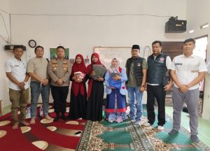 Sat Narkoba Polresta Deli Serdang bersama Polsek Pantai Labu memberikan tali asih berupa Al Quran kepada guru Tahfidz Quran Ar Rahma.
