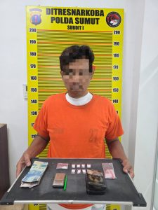 Vijay Sembiring alias Pije (49) beserta bukti.