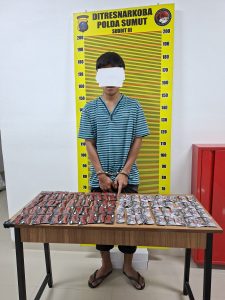 A alias Amri (28) dan barang bukti narkotika cartridge liquid.