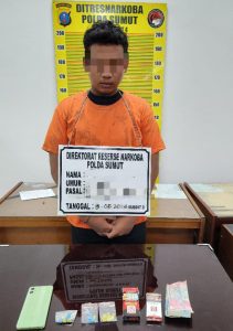 MF (20), beserta barang bukti narkotika jenis pil ekstasi.