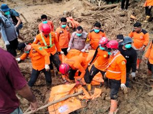 Tim gabungan menemukan dua warga yang hilang akibat tanah longsor di Kecamatan Batangtoru, Kabupaten Tapanuli Selatan.