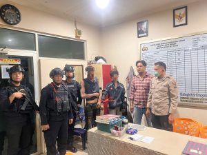 Personel Siaga 1 Batalyon A Pelopor Satuan Brimob Polda Sumatera mengamankan dua pria yang diduga melakukan percobaan pencurian besi.