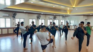 Jajaran pegawai Lembaga Pemasyarakatan Kelas I Medan melaksanakan latihan bela diri modern (kick boxing).