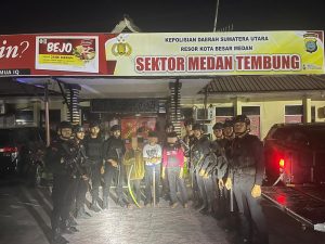 Personel Satuan Brimob Polda Sumu mengamankan aksi tawuran yang melibatkan sejumlah anak di bawah umur di kawasan Jalan Mandala, Kecamatan Medan Denai.