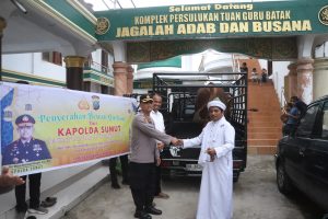 Kapolda Sumatera Utara, Inspektur Jenderal (Irjen) Pol. Whisnu Hermawan Februanto, S.I.K., M.H., menyerahkan hewan kurban seekor sapi dengan bobot sekitar 600 kilogram dalam kepada Pimpinan Persulukan Serambi Babussalam Simalungun, Tuan Guru Batak (TGB) Syekh Dr. H. Ahmad Sabban El-Rahmaniy Rajagukguk, M.A.