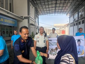Kalapas Kelas I Medan, Fonika Affandi, membagikan daging kurban kepada masyarakat.