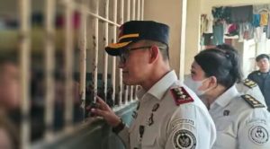 Kepala Rutan Kelas I Labuhan Deli, Eddy Junaedi, bersama jajaran pejabat struktural serta tim dokter dan petugas kesehatan Rutan, mengkontrol blok hunian, temu sapa, serta pemeriksaan kesehatan bagi warga binaan.